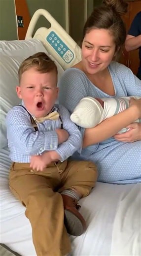 Hospital Drama: “I’m Cuter!” Toddler vs Newborn Sparks Mom & Dad’s Laughter 😂👶