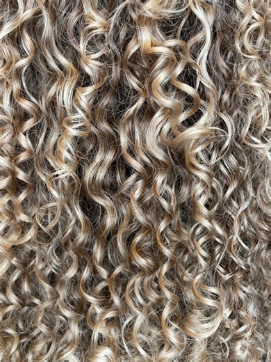 Here’s a quick tutorial showing you how to finger-roll your curls for more definition and less frizz. Pair this technique with your favorite curl-defining product for a soft, long-lasting hold ✨🌸 #curldefinition#definedcurls#curldefinition#montreal#fingercoils