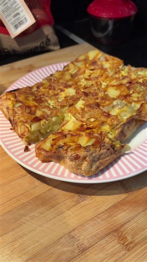 🥔 Tortilla pommes de terre & oignons 5/6 pommes de terre • 2 oignons • 6 œufs • huile de tournesol • sel, poivre 🔥 Cake Factory Pommes de terre oignons huile 👉 Manuel 200° 30 min Ajouter les œufs battus 👉 200° 17 min 🌬️ Air Fryer Pommes de terre oignons huile 👉 180° 25/30 min Ajouter les œufs 👉 180° 12/15 min Simple, efficace et trop bon 😋 #tefal #cuisinefacile #cakefactory #recette