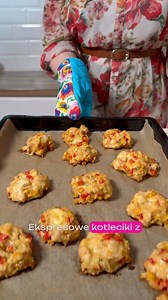 Ekspresowe kotlety siekane z Kurczaka Sielskiego 🥰 pyszne, soczyste, idealne na obiad albo kolację na ciepło. Wiem, że uwielbiacie kotleciki siekane, koniecznie wypróbujcie wersji z piekarnika 😗. [Współpraca reklamowa] Kurczak Sielski. Do przepisu wykorzystałam filet z Kurczaka Sielskiego. Mięso jest z chowu bez antybiotyków, a potrawy z jego wykorzystaniem są super pyszne ♥️ Składniki: 500 g fileta z Kurczaka Sielskiego 100 g papryki czerwonej pokrojonej w drobną kostkę 50 g kukurydzy odsączo