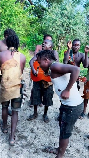 🎸🎶 CHABA Plays the Guitar While Leading the Bamia Song! 🔥🏹❤️ #Hadzabe #ExploreAfrica #Africa
