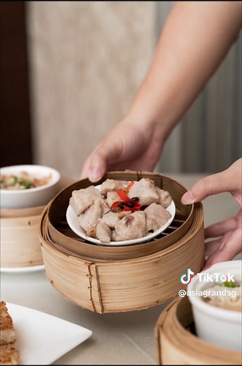 A refined afternoon indulgence at Asia Grand Restaurant. Our handcrafted dim sum is a delicate balance of tradition and artistry — each morsel thoughtfully prepared to delight. Available daily, lunch only. We invite you to savour the experience. 午后时光的雅致馈赠，尽在亞洲金阁。 匠心手作的点心，传承粤式经典，融汇精湛厨艺与细腻心思，每一味皆成雅趣。 每日午市限定，邀您共赴一场精致的味蕾盛宴。 #AsiaGrandRestaurant #CantoneseElegance #DimSumDelight #亞洲金阁 #午市点心 #新加坡中餐 #CantoneseCuisine #SingaporeFoodie #sgfoodie