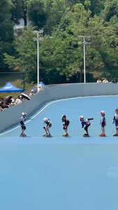 Xiaoyu Wang on Instagram: "激動嗎？7歲女孩起跑時不慎摔倒，但毫不猶豫爬起直追最終翻盤？＃逆風翻盤 ＃輪滑 #競速 ＃童年 #台湾 #深圳 #广东"