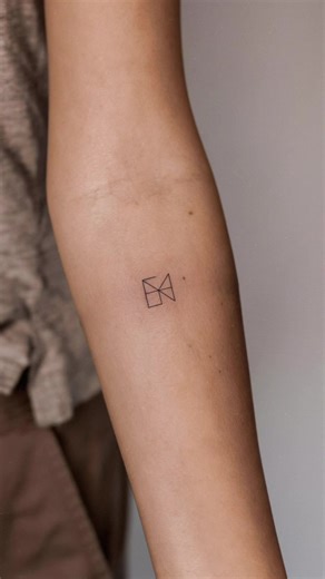 Hailey Bieber's Unique Name Logo Design