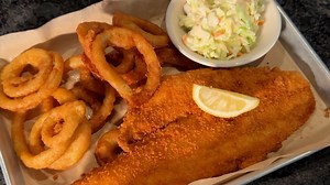 Bogey's Bar & Grill: Blackened, battered or panko fish