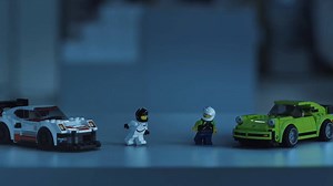 Quand LEGO vous présente le nouveau Speed Champions 75888 en vidéo, c'est fun et ça donne ça ! #LEGO #SpeedChampions #Porsche Plus d'infos sur le LEGO Speed Champions 75888 Porsche 911 RSR et 911 Turbo 3.0 : https://www.avenuedelabrique.com/lego-speed-champions/75888-porsche-911-rsr-et-911-turbo-3-0/p4811 La vidéo LEGO sur Youtube : https://www.youtube.com/watch?v=PdgZKFcb0nQ | Avenue de la brique