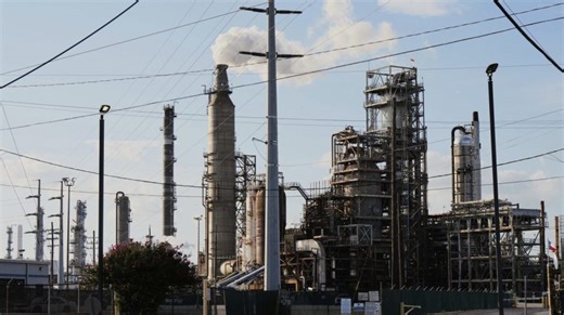 Explosion rocks Texas oil refinery