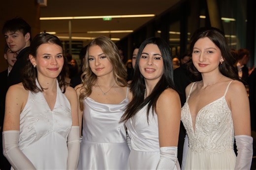 "Welcome To Our Last Mission": Gynasium Kurzwiese lud zum Schulball