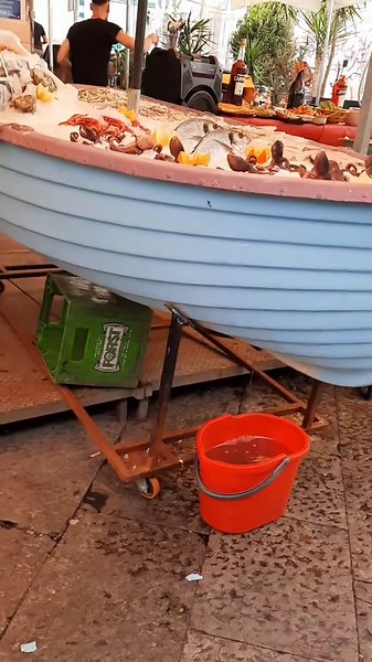 Se hai fatto un giro tra i vicoli del mercato, avrai notato che l'esperienza va ben oltre la semplice spesa: ​L'abbanniata: Il richiamo ritmato dei venditori che esaltano la freschezza della mercanzia. ​La