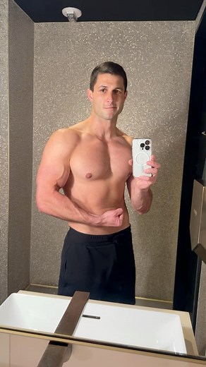 #FlexFriday 💪🏼 #fitness #flex #workout #gymtime | Roberto Portales