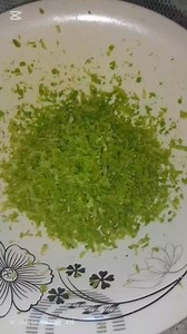 Dona das panelas passando por aqui na sua tela , hoje trago bolo caseiro de limão , simples e fácil de preparar. Ingredientes Farinha de trigo Ovos Raspas de limão Óleo Açúcar Água Royal – Parte 1 | Nádia Cakés