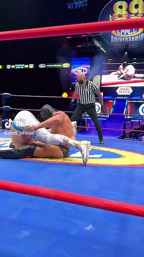 Crixus sorprende a Flyer con brutal castigo en la Arena México