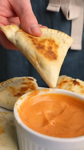 Cheeseburger Pockets, The Healthier Way‼️ A couple ingredient swaps and different cooking methods gets you a burger pocket that tastes almost as good for far fewer calories and far more protein. Macros For One Pocket: 120 Calories 7.5g Carbs 3.5g Fat | Noahperlofit