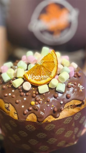 Feliz sábado a todos nuestros clientes y amigos que nos visitan día a día 🍁! Ya casi serán 3 meses desde que abrimos las puertas al público . Y queremos agradecerles de la mejor manera. 😄🫶🏼! Estamos regalando un paneton artesanal y un Chocotón !!! Hecho aquí mismo ! 🍁 Para participar del sorteo solo tienes que darle like a esta publicación, seguirnos en Instagram y etiquetar a alguien que creas que merece disfrutar de algo rico en maple leaf bakery & coffee! Así de simple . Asegúrense de se