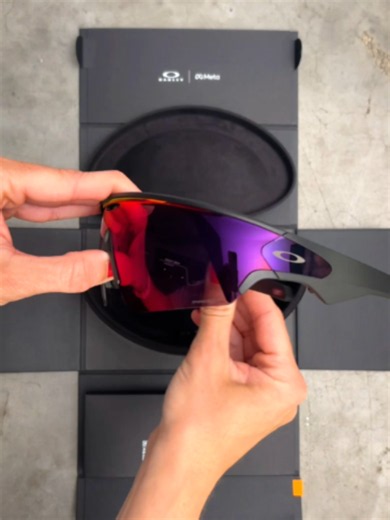 Oakley Meta Vanguard 🕶️ Quand la performance rencontre l'innovation. Configuration rapide. Technologie intégrée. Prêtes à vous suivre partout.🏃🚴 @oakley #oakleymetavanguard #metavanguard