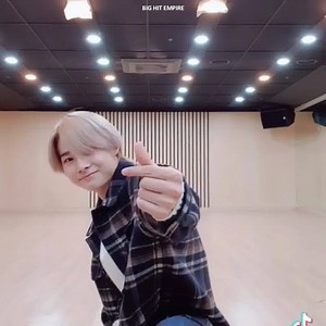 147K views · 23K reactions | Niki es definitivamente uno de los mejores bailarines de la cuarta generación y eso no está en discusión, su versatilidad es arte al igual que todo en el, te baila desde canciones como Lie hasta perreo, Nishimura Riki simplemente derramando talento 24/7 Dionysus | Hybe Empire | Facebook