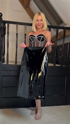 Top tips for perfecting seamed hold-ups to achieve a touch of vintage charm 🖤 Links below