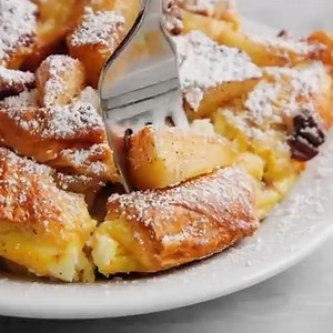 Overnight Cinnamon Apple French Toast - Prepare the night before! Soaked in maple syrup, tender cinnamon apples topped with toasted pecans. SO GOOD. RECIPE: https://damndelicious.net/2019/11/02/overnight-cinnamon-apple-french-toast-bake/ | Damn Delicious