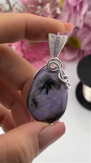 I wish I would’ve known when I started making jewelry that the road ahead wasn’t just about wires, pliers, and beads… It was about patience, persistence, and learning to turn frustration into art. I remember the first years: pieces breaking right before finishing, wire scratches on my fingers, late nights wondering if I was ever going to be “good enough.” But every failed piece taught me more than any tutorial ever could. After years of trial, error, and quiet victories, I realized: jewelry maki