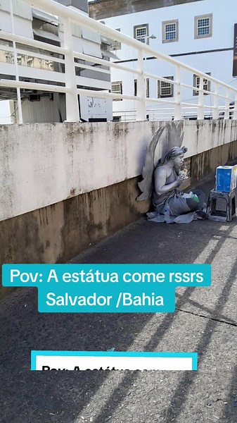 # A estátua come kkkkkk