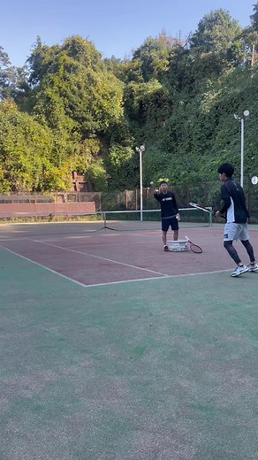 バックハンドのコツ③打つ方向に足を向ける👀 バックハンドは慣れるとフォワよりも安定したボールを打てるようになるよ！ 回転が安定してかかるように練習してみてね！ #ソフトテニス部 #ソフトテニス #ソフトテニススクール #ソフトテニス横浜市 #横浜市ソフトテニススクール