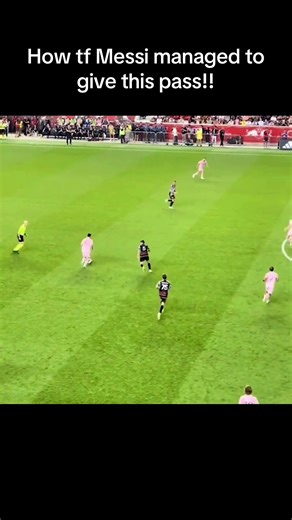 ‏How tf Messi managed to give this pass!!