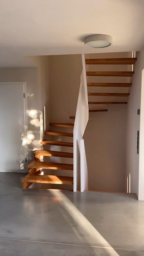 👩🏻 Houselovelife -Hausumbau- und Interiorblog on Instagram: "Hier unser umgekrempeltes Haus😉: Aus einer Fassade wurde eine große Hebeschiebetür Aus vielen kleinen dunklen Räumen wurde ein heller großer Aus einem kühlen Ambiente wurde eine warme Atmosphäre Aus einem Abstellraum wurde ein Bad Aus Fliesen wurde Sichtestrich Aus einem Wohnzimmer wurde eine Küche (& umgekehrt😉) Aus Putz wurde Holz usw usw 🥰 Das Einzige, was wir tatsächlich unangetastet gelassen haben, war das Dach, das war noch 