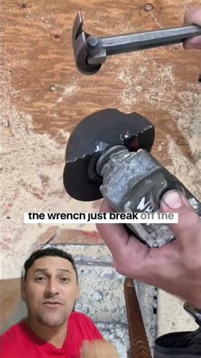 How to remove a disc from an angle grinder.