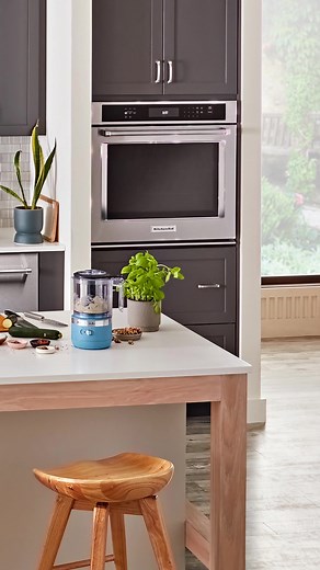 Kitchen perfection can happen in an instant. Discover the craftsmanship of KitchenAid® Suites.