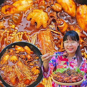 802K views · 48K reactions | လက်ဆောင်ရထားတဲ့ရေဘဝဲနဲ့ကင်းမွန်လေးကို spicy လေးချက်ပြီး ပဲခေါက်ဆွဲလေးနဲ့ တွဲစားလိုက်တာ ရှယ်ပဲ #PHYO #Seafood #spicy#Noodles #jajangmyeon | PHYO - ဖြိုး | Facebook