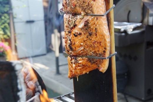 Flammlachs: so gelingt die Delikatesse am offenen Feuer