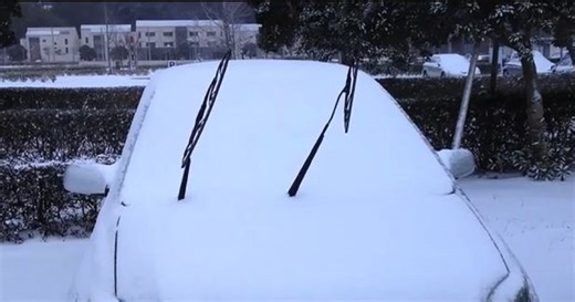 Windshield wiper blades: Is it a good idea to leave them up before a snowfall? - The Weather Network