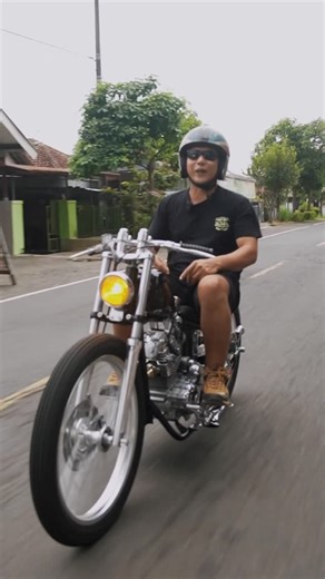 ENGGAL PURNA PRAHARA on Instagram: "Enak sih bawanya,cuma belom terbiasa aja sih . . . . . . More ➡️081233058566 for busines and endorsment ( satria ) . Follow @em_motorshop @em_officiallmerch @em_custompart @em_customfurniture . . #enggal_modified #emfactory #chopper #scorpio #custombike"