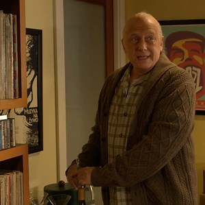 280K views · 495 reactions | Meet Martin: Self-published author, candle maker, and Mindy's new beau. Let's face it, Paul Reiser really rocks that ponytail. | The Kominsky Method | Facebook