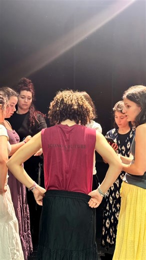 Plateforme & Cie ART.Y on Instagram: "Session DANSE avec les élèves du Cycle 2 THÉÂTRE du conservatoire de La Roche Sur Yon. Sur 2 journées, les élèves ont travaillé la matière, le sensible et la création avec pour traversée : la comédie musicale West Side Story VERSION AMOUR OUF 🍎 dans une relecture mêlant interprétation, jeu d’acteur et danse ! Et c’était OUF #danse #theatre #masterclass Un immense merci aux professeurs de l’équipe du département théâtre pour leur confiance ! Teresa Lopez Cru