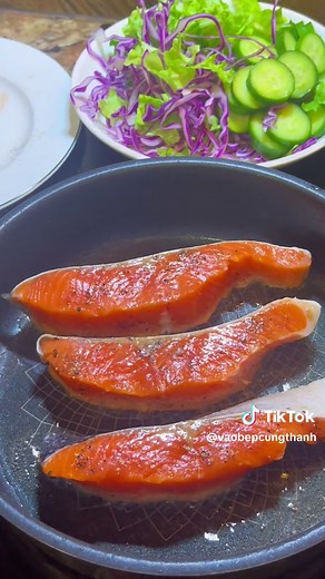 Cơm cá hồi áp chảo với sốt đơn giản nhưng ngon