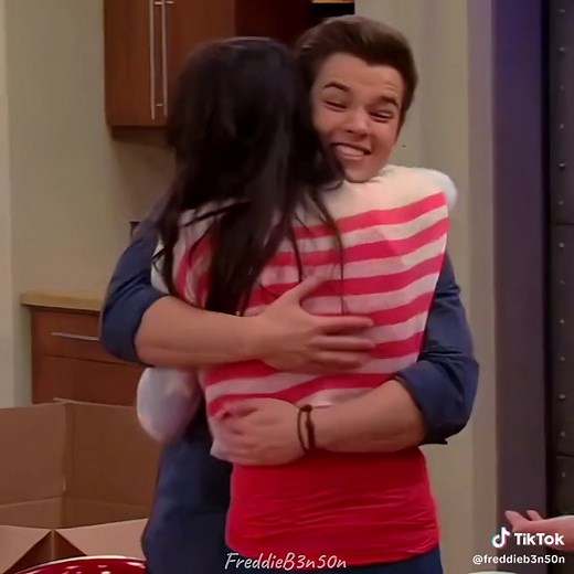 Their hug ❤️ #icarly #creddie #4u #fyp #mirandacosgrove #nathankress