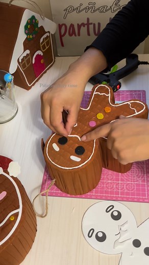 1M views · 15K reactions | Decorando esta mini piñata de galleta de jengibre ✂️ #partytimepiñatas #piñatasnavideñas #Christmas #galletadejengibre | Party time piñatas | Facebook