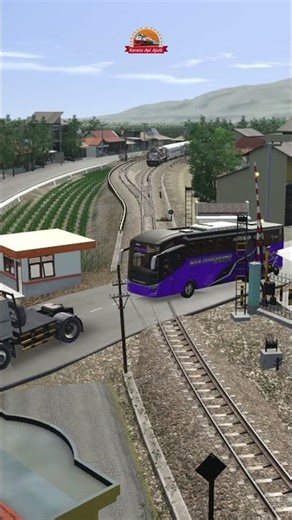 kereta api hampir tabrak bus beruntung datang truck menolong#keretaapi #train #railway