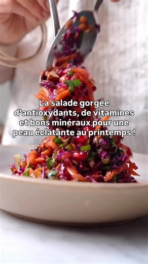 Salade belle peau Ingrédients : • 1/4 de chou rouge • 3 carottes râpées • 3 cebettes • 1 bonne poignée d'herbes fraîches (persil, basilic...) • Amandes concassées • 1 grenade Pour la sauce : • Le jus d'1/2 citron • 1 cuillère à café de miel • 3 cuillères à soupe d'huile d'olive • Sel, poivre Préparation : Râpez le chou rouge et les carottes. Ajoutez les cebettes émincées et les herbes fraîches ciselées. Égrenez la grenade au-dessus du saladier en tapotant le dos du fruit avec une cuillère en boi