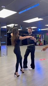 2.6M views · 7.2K reactions | Con un vídeo recopilatorio de ambos bailando, en sus clases de baile, en el documental o en cualquier ocasión y con la canción favorita de ambos de fondo, claro. Así es como @davidbeckham ha querido felicitarle San Valentín a @victoriabeckham ❤️  @davidbeckham | Harper's Bazaar España | Facebook