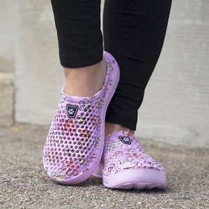 5.8K reactions · 518 shares | Our best selling clogs are now on sale!  This is a deal you can't beat. Order your favorites while supplies last! With every purchase, you'll be helping to feed shelter animals in need! So, treat your feet and lend a paw to furry friends!  | The Animal Rescue Site by GreaterGood | Facebook