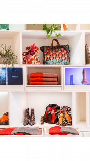 In our Roman boutique, the splendid colors of the architecture dance in harmony with the lively prints of our garments, creating a magical fusion of style and design. The Christmas atmosphere envelops everything, with the inviting scent of panettone and the grandeur of the Malìparmi-adorned fir tree. Every step inside our stores is a journey through the essence of what we love. Discover the uniqueness of each detail, treating yourself to the authentic beauty of Malìparmi. ✨ Nella nostra boutique