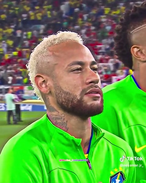 Neymar: Estrela do Futebol e Emoções na Copa