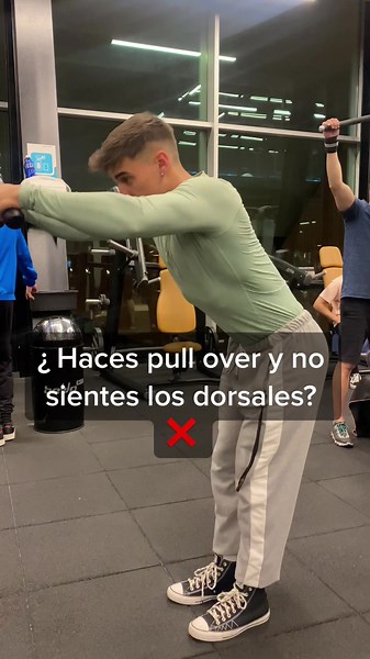 Consejos para sentir los dorsales al hacer pulóver en el gym