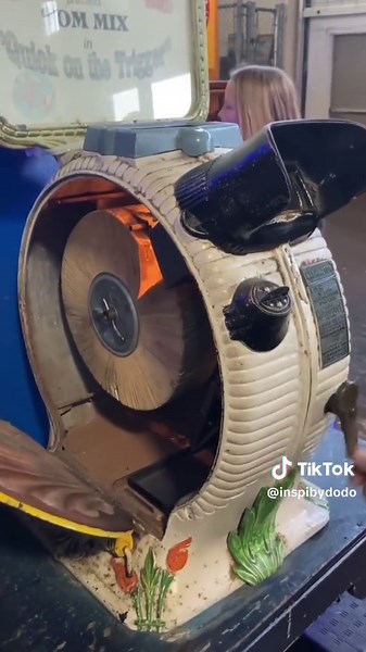 The Mutoscope, invented in 1894, is an early motion picture device that shows short, flip-card movies when a crank is turned. #mutoscope #innovation #photography #fyp