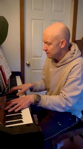 Isaac Slade on Instagram: "Songs For Your Sunday, No.51 Happy 🎄 ❤️@bingcrosby #itsbeginningtolookatlotlikechristmas"