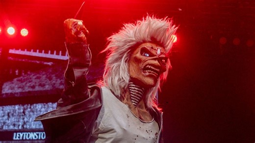 Iron Maiden dévoile des images de son documentaire anniversaire avec Javier Bardem et Lars Ulrich - RTBF Actus