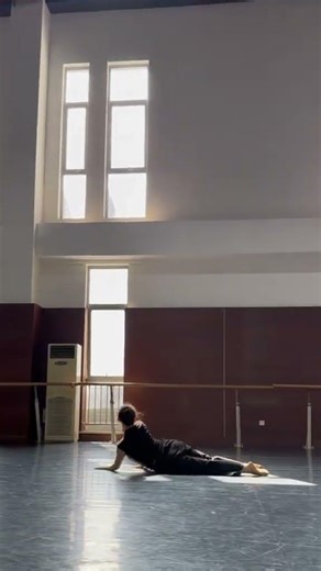 中國古典舞基本功：極致柔軟度與控制力展示 | Chinese Dance Basics: Flexibility & Control #shorts