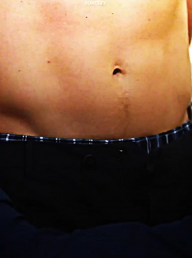 this scene is so iconic 😂 #bones #bonestv #bonesonfox #bonestok #temperancebrennan #emilydeschanel #seeleybooth #davidboreanaz #jackhodgins #tjthyne #angelamontenegrо #michaelaconlin #camillesaroyan #tamarataylor #lancesweets #johnfrancisdaley #jamesaubrey #johnboyd #fyp #fypage #parati #foryou #foryoupage #fypシ